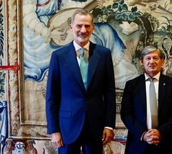 Su Majestad el Rey junto al presidente del Parlamento de las Illes Balears, Vicenç Thomas i Mulet