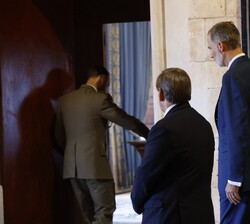 Su Majestad el Rey y el presidente del Parlamento de las Illes Balears, Vicenç Thomas i Mulet se dirigen al despacho para la audiencia