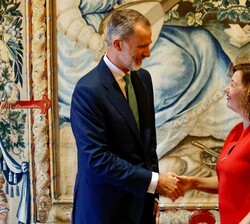 Su Majestad el Rey recibe el saludo de la presidenta de las Illes Balears, Francina Armengol i Socias