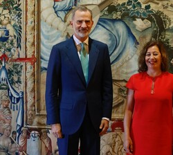 Su Majestad el Rey junto a la presidenta de las Illes Balears, Francina Armengol i Socias