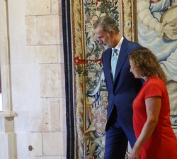 Su Majestad el Rey y la presidenta de las Illes Balears, Francina Armengol i Socias se dirigen al despacho para la audiencia