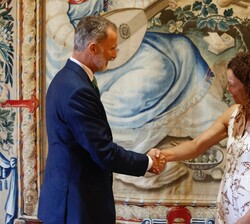 Su Majestad el Rey recibe el saludo de la la presidenta del Consell de Mallorca, Catalina Cladera i Crespí