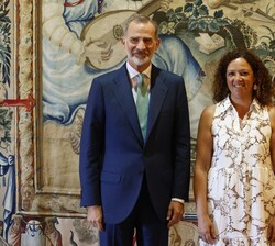 Su Majestad el Rey junto a la presidenta del Consell de Mallorca, Catalina Cladera i Crespí