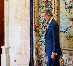 Su Majestad el Rey y la presidenta del Consell de Mallorca, Catalina Cladera i Crespí se dirigen al despacho para la audiencia
