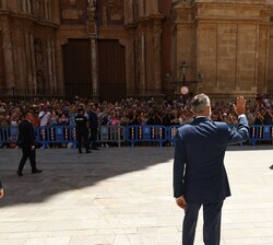 A su salida de la Almudaina, Su Majestad el Rey saluda al público presente en los alrededores