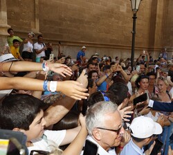 El público saluda a Su Majestad el Rey, a su salida del Palacio Real de la Almudaina