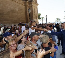 El público congregado en los alrededores del Palacio Real de la Almudaina saluda a Su Majestad el Rey