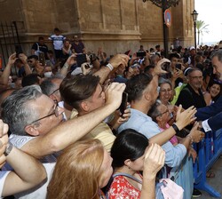 Su Majestad el Rey recibe el caluroso saludo del público