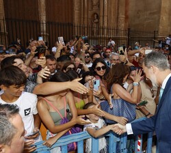 Don Felipe saluda al público que le esperaba a su salida del Palacio Real de la Almudaina