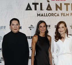 Doña Letizia junta Isabelle Huppert y Marina Abramović, Premio Princesa de Asturias de las Artes 2021