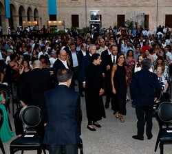 Su Majestad la Reina se dirige a ocupar su lugar para el inicio de la gala