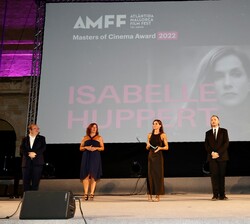 Su Majestad la Reina, en el escenario para realizar la entrega del Premio Master of Cinema 2022, junto a las autoridades en el escenario