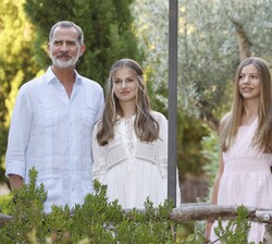 Sus Majestades los Reyes y Sus Altezas Reales la Princesa de Asturias y la Infanta Doña Sofía en los jardines del Rey Juan Carlos I de la Cartuja de V