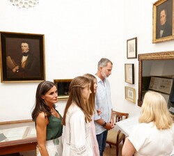 Don Felipe, Doña Letizia junto a sus hijas durante su visita la Celda Número 2