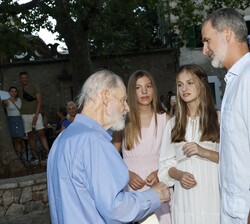 Don Felipe y Sus Altezas Reales la Princesa de Asturias y la Infanta Doña Sofía conversa con uno de los vecinos de Valldemossa
