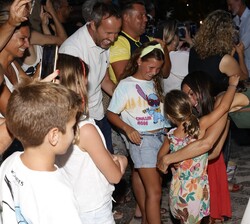 Su Majestad la Reina recibe el cariñoso abrazo de una niña durante su visita a Valldemossa