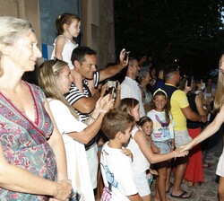 Su Alteza Real la Infanta Doña Sofía saluda al público congregado en las calles de Valldemossa