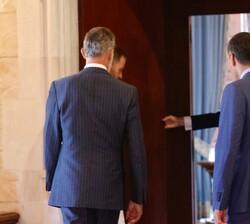 Su Majestad el Rey acompañado del presidente del Gobierno, Pedro Sánchez Pérez-Castejón abandonan la Sala Gótica para mantener el Despacho entre ambos