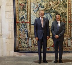 Su Majestad el Rey y el Fiscal General del Estado, Árturo García Ortiz tras la promesa de su cargo