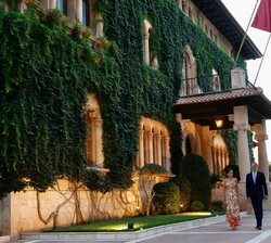 Don Felipe y Doña Letizia acompañados de Doña Sofía se dirigen a recibir a los invitados a la recepción
