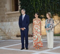 Sus Majestades los Reyes y Su Majestad la Reina Doña Sofía esperan a los invitados