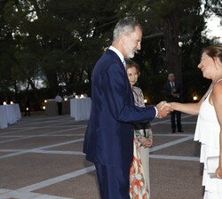 Su Majestad el Rey recibe el saludo de la la presidenta de las Illes Balears, Francina Armengol