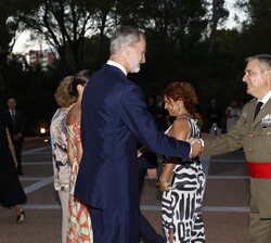 Su Majestad el Rey recibe el saludo del Comandante Generald de Baleares, Fernando Luis Gracia