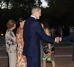Sus Majestades los Reyes y Su Majestad la Reina Doña Sofía reciben el saludo de los invitados a la recepción