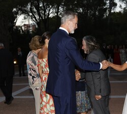 Don Felipe, Doña Letizia y Doña Sofía, reciben el saludo de los invitados