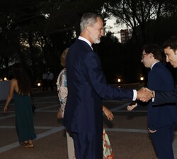 Jóvenes invitados a la recepción saludan  a Sus Majestades los Reyes y a Su Majestad la Reina Doña Sofía