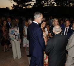 Sus Majestades los Reyes conversan con los invitados a la recepción