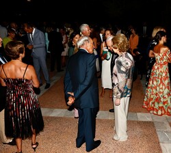 Su Majestad la Reina Doña Sofía conversa con los invitados a la recepción