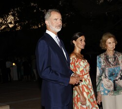 Sus Majestades los Reyes acompañados de Su Majestad la Reina momentos antes del inicio del cóctel 