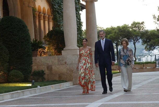 Sus Majestades los Reyes y Su Majestad la Reina Doña Sofía se dirigen a recibir a los invitados a la recepción