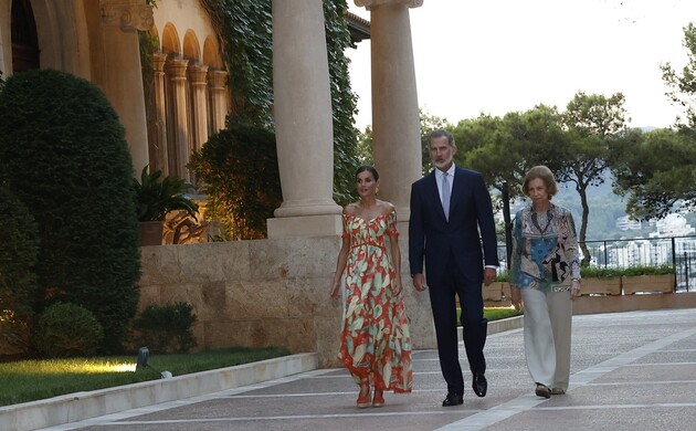 Sus Majestades los Reyes y Su Majestad la Reina Doña Sofía se dirigen a recibir a los invitados a la recepción