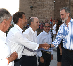 Don Felipe es saludado por el Vicepresidente y consejero delegado de Mapfre Iberia en presencia del Presidente del Real Club Nautico de Palma, el pres