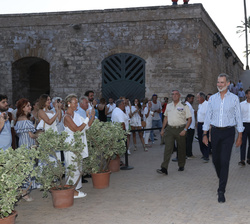 Don Felipe es saludado por el público asistente a su llegada al Real Club Naútico de Palma