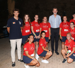 Don Felipe acompañado de un grupo de trabajadoras y trabajadores en la ceremonia de entrega de los premios de la 40ª Edición de la Copa del Rey-Mapfre