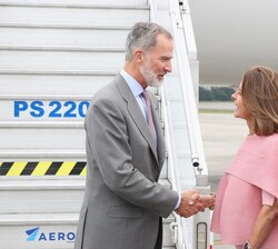 A su llegada, Su Majestad el Rey recibe el saludo de la vicepresidenta y ministra de Relaciones Exteriores de la República de Colombia, Marta Lucía Ra