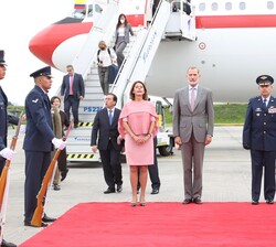 Su Majestad el Rey junto a las autoridades ante el Cordón de Honor para recibirlo