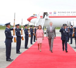 Recibimiento a Su Majestad el Rey junto a las autoridades colombianas en el aeropuerto