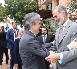 Su Majestad el Rey recibe el saludo del presidente de la República de Ecuador