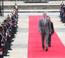 Su Majestad el Rey acompañado del ministro de Asuntos Exteriores, Unión Europea y Cooperación, se dirige a Casa de Nariño, residencia oficial y princi