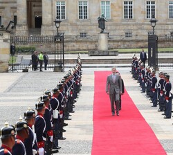 Su Majestad se dirige a Casa de Nariño para mantener un encuentro con el Presidente saliente de la República de Colombia, Iván Duque