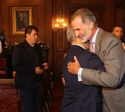Abrazo entre Su Majestad el Rey y el Presidente saliente de la República de Colombia, Iván Duque