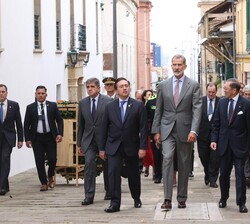 Su Majestad el Rey se dirige a la sede del Ministerio de Relaciones Exteriores, donde mantendrá un encuentro con el Presidente electo de la República 