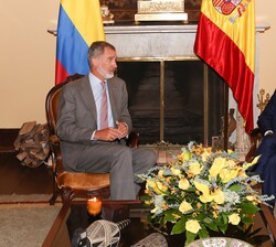 Don Felipe conversa con el Presidente electo de la República de Colombia durante el encuentro