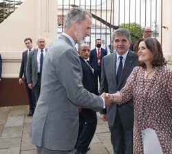 Su Majestad el Rey recibe el saludo de la esposa del embajador de España en la República de Colombia en el encuentro con la Colectividad española
