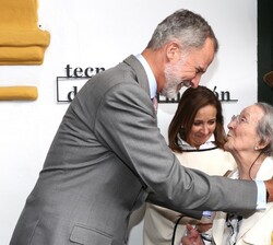 Don Felipe durante los saludos a una representación de la Colectividad española