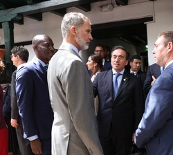 Su Majestad el Rey conversa con los asistentes al encuentro con la Colectividad española